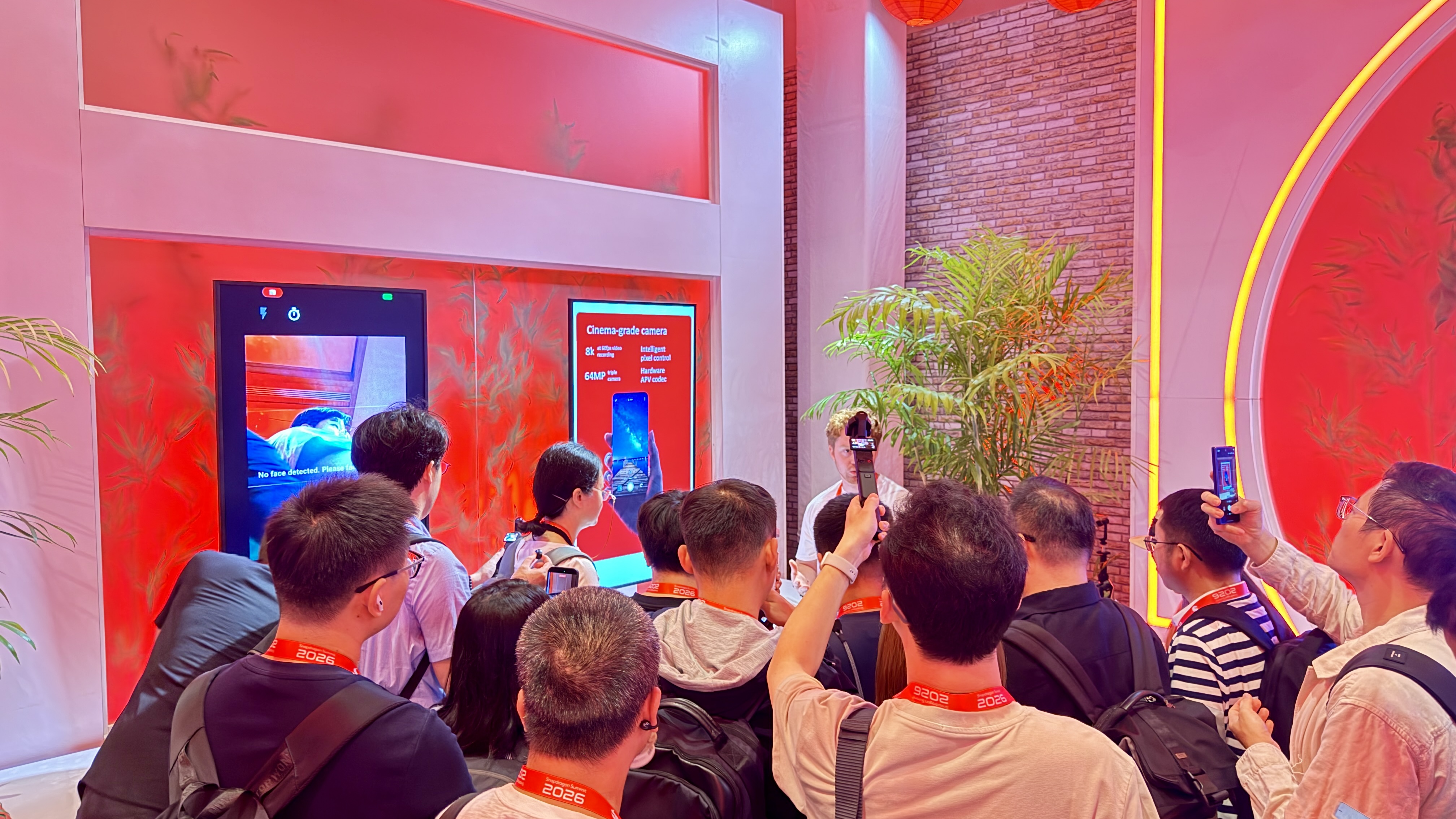 仅用一句话,AI就能剪出精彩Vlog?当虹科技ArcSmartCut亮相2026骁龙峰会